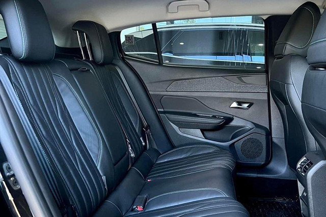 Peugeot 408 được tăng giá bán 20 triệu đồng - Hình 8 Peugeot 408 duoc tang gia ban 20 trieu dong-Hinh-8