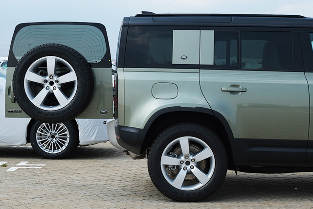 Đại gia Hà Nội chi hơn 5,3 tỷ mua Land Rover Defender trúng biển tứ quý 9 - Hình 6 Dai gia Ha Noi chi hon 5,3 ty mua Land Rover Defender trung bien tu quy 9-Hinh-6