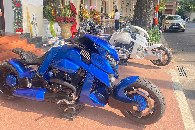 Cặp vợ chồng sở hữu đôi "quái thú" V-Rex Travertson gần 4 tỷ ở Sài Gòn - Hình 4 Cap vo chong so huu doi