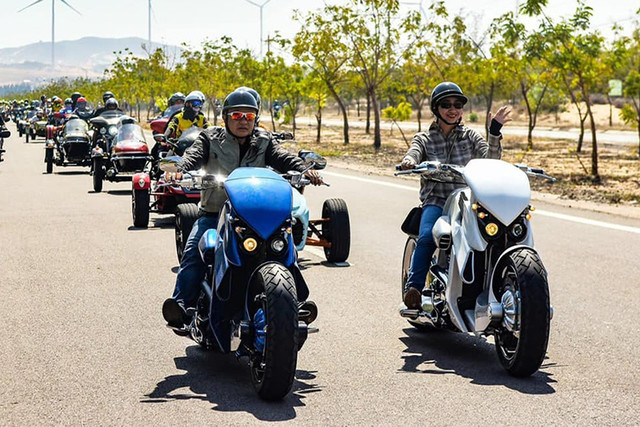 Cặp vợ chồng sở hữu đôi "quái thú" V-Rex Travertson gần 4 tỷ ở Sài Gòn Cap vo chong so huu doi