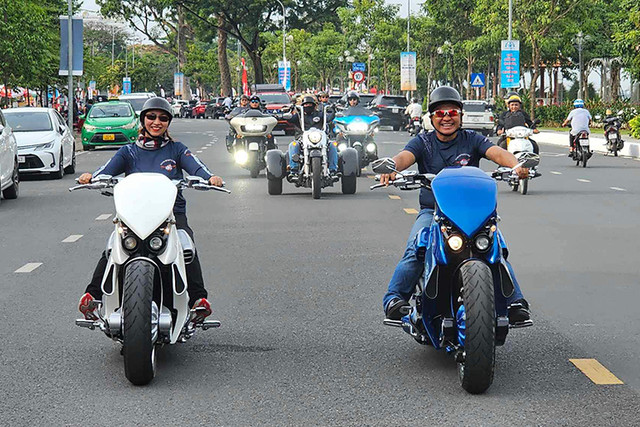 Cặp vợ chồng sở hữu đôi "quái thú" V-Rex Travertson gần 4 tỷ ở Sài Gòn - Hình 2 Cap vo chong so huu doi