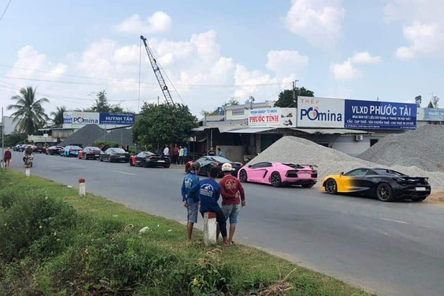 Dàn siêu xe của dân chơi Sài Gòn bị giữ tại An Giang Dan sieu xe cua dan choi Sai Gon bi giu tai An Giang