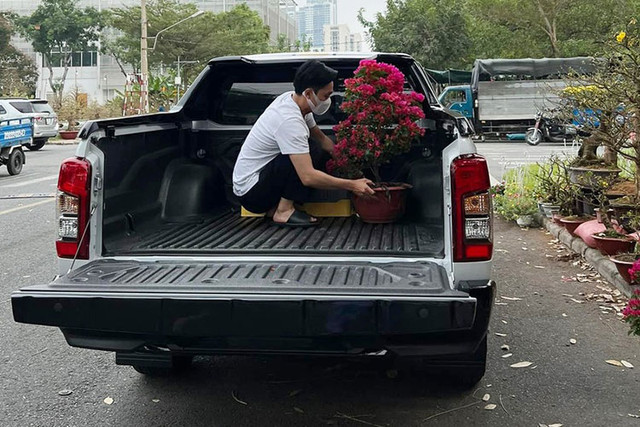 Cường Đô la lái xe 'rẻ bèo' chở hoa về chưng Tết Cuong Do la lai xe 're beo' cho hoa ve chung Tet