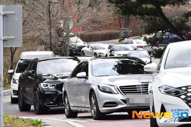 Cận cảnh dàn xe sang của sao Hàn dự đám cưới Hyun Bin và Son Ye Jin - Hình 2 Can canh dan xe sang cua sao Han du dam cuoi Hyun Bin va Son Ye Jin-Hinh-2