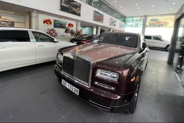 Rolls-Royce Phantom Lửa thiêng được ngân hàng giảm đến 11 tỷ đồng Rolls-Royce Phantom Lua thieng duoc ngan hang giam den 11 ty dong