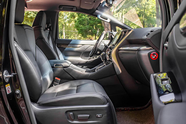 Toyota Alphard chay 1 nam gia con 3,5 ty dong-Hinh-6