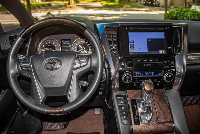 Toyota Alphard chay 1 nam gia con 3,5 ty dong-Hinh-5