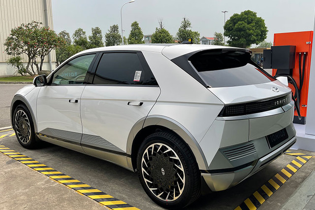 Cận cảnh Hyundai Ioniq 5 chạy điện gần 2 tỷ của đại gia miền Tây - Hình 4 Can canh Hyundai Ioniq 5 chay dien gan 2 ty cua dai gia mien Tay-Hinh-4