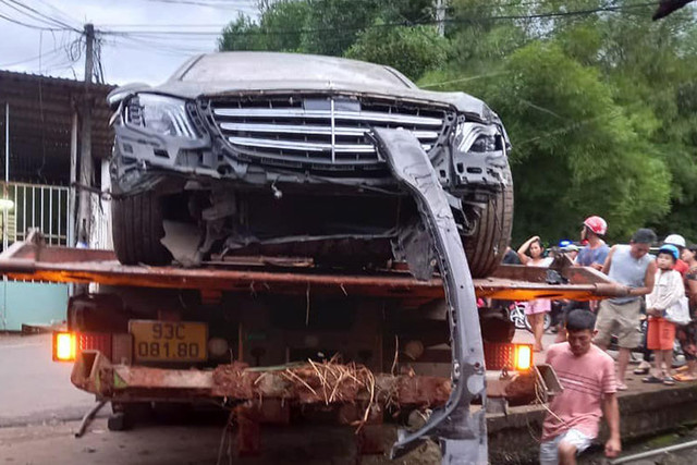 Mercedes-Benz S450 bị tai nạn của đại gia Bình Dương rao bán 2 tỷ Mercedes-Benz S450 bi tai nan cua dai gia Binh Duong rao ban 2 ty
