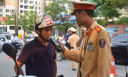 Muc phat doi voi nguoi di xe may neu vi pham nong do con