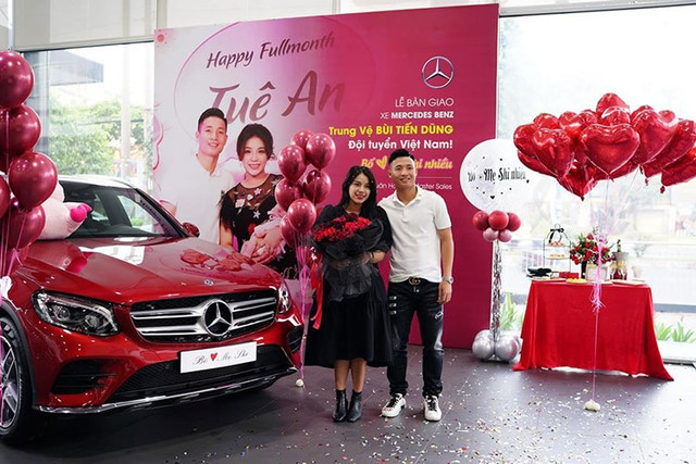 Bùi Tiến Dũng tặng vợ Mercedes-Benz GLC là vào cuối năm 2019, buổi bàn giao được tổ chức rất lộng lẫy tại một đại lý nổi tiếng của Mercedes-Benz Việt Nam. Tại khu vực bàn giao xe, tấm biển số của chiếc GLC 300 còn được gắn tấm biển với nội dung “Bố yêu mẹ Shi”.