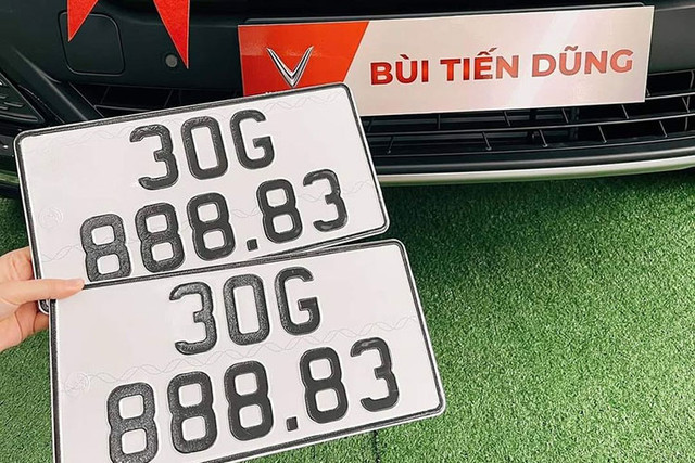 Ấn tượng hơn, chiếc xe Vinfast Lux SA 2.0 của Bùi Tiến Dũng khi được mang đi bấm biển số đã thu hoạch về chiếc biển siêu VIP, 30G-888.83, hay còn đọc là tứ quý 8, 1 trong các biển số đẹp, có thể giúp chủ nhân kiếm lời từ vài trăm triệu đồng.