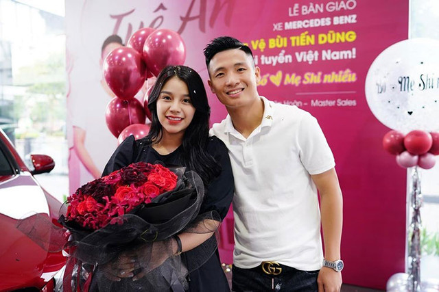 Giữa thông tin đang gây bão MXH, cư dân mạng đã đào lại những hình ảnh ngọt ngào của 2 vợ chồng cầu thủ Bùi Tiến Dũng, trong đó, có vụ việc, trung vệ đang khoác áo cho câu lạc bộ Viettel đã hào phóng bỏ ra 2,289 tỷ đồng để mua chiếc xe sang Mercedes-Benz GLC 300 tặng vợ.