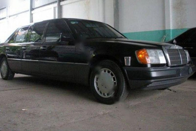 Đại gia Đặng Lê Nguyên Vũ tậu Mercedes-Benz 280E độc nhất Việt Nam - Hình 10 Dai gia Dang Le Nguyen Vu tau Mercedes-Benz 280E doc nhat Viet Nam-Hinh-10
