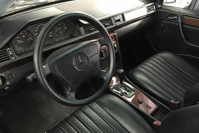 Đại gia Đặng Lê Nguyên Vũ tậu Mercedes-Benz 280E độc nhất Việt Nam - Hình 6 Dai gia Dang Le Nguyen Vu tau Mercedes-Benz 280E doc nhat Viet Nam-Hinh-6