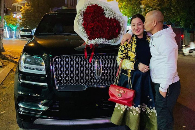 Nữ đại gia Dương Đường bị bắt giam thường đi xe Bentley và Lincoln tiền tỷ - Hình 6 Nu dai gia Duong Duong bi bat giam thuong di xe Bentley va Lincoln tien ty-Hinh-6