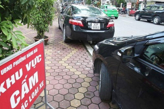 Những người hay đỗ ô tô trên vỉa hè cần chú ý những quy định này Nhung nguoi hay do o to tren via he can chu y nhung quy dinh nay