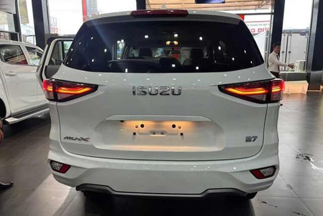 Isuzu mu-X giảm chạm đáy 200 triệu đồng - Hình 9 Isuzu mu-X giam cham day 200 trieu dong-Hinh-9