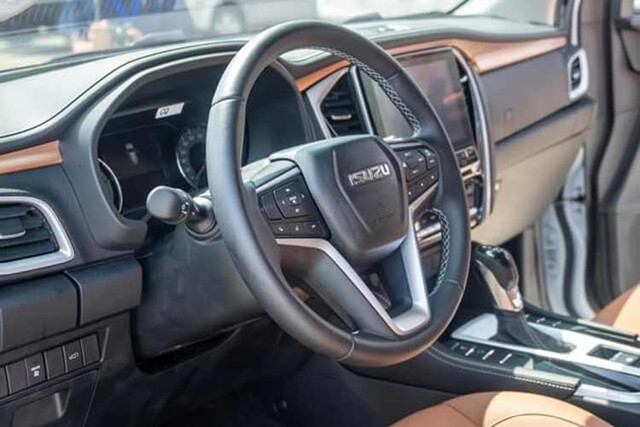 Isuzu mu-X giảm chạm đáy 200 triệu đồng - Hình 6 Isuzu mu-X giam cham day 200 trieu dong-Hinh-6