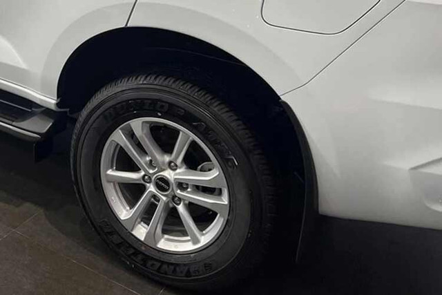 Isuzu mu-X giảm chạm đáy 200 triệu đồng - Hình 4 Isuzu mu-X giam cham day 200 trieu dong-Hinh-4