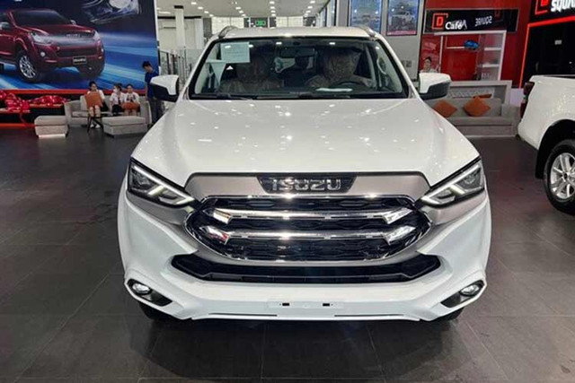 Isuzu mu-X giảm chạm đáy 200 triệu đồng - Hình 3 Isuzu mu-X giam cham day 200 trieu dong-Hinh-3