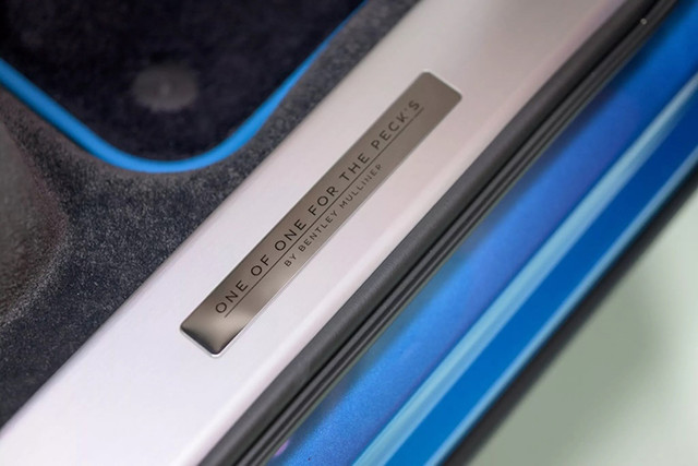 Cặp vợ chồng bắt Bentley làm Bentayga LWB Azure màu sơn "hàng thửa" - Hình 4 Cap vo chong bat Bentley lam Bentayga LWB Azure mau son