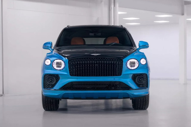 Cặp vợ chồng bắt Bentley làm Bentayga LWB Azure màu sơn "hàng thửa" - Hình 8 Cap vo chong bat Bentley lam Bentayga LWB Azure mau son