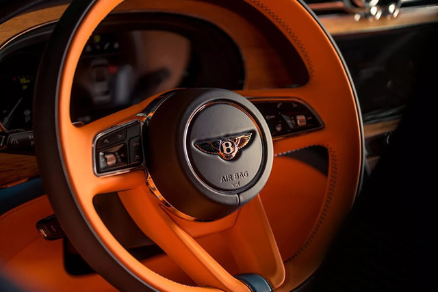 Cặp vợ chồng bắt Bentley làm Bentayga LWB Azure màu sơn "hàng thửa" - Hình 6 Cap vo chong bat Bentley lam Bentayga LWB Azure mau son