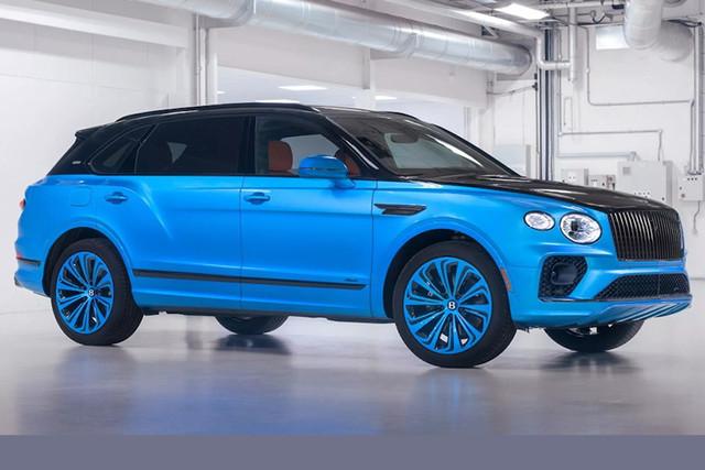 Cặp vợ chồng bắt Bentley làm Bentayga LWB Azure màu sơn "hàng thửa" Cap vo chong bat Bentley lam Bentayga LWB Azure mau son