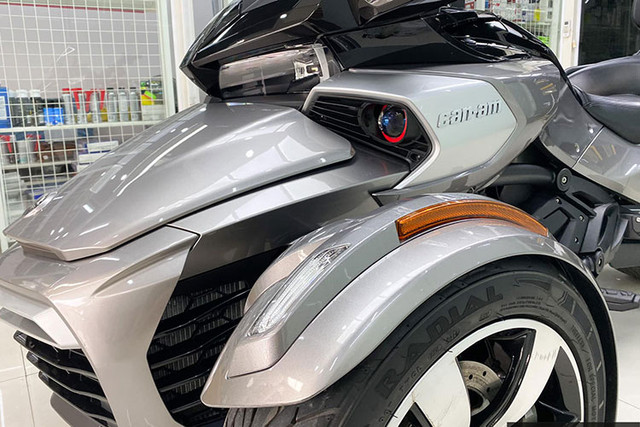 Ngắm Can-Am Spyder F3-S giá không dưới 1 tỷ đồng ở Hà Nội - Hình 8 Ngam Can-Am Spyder F3-S gia khong duoi 1 ty dong o Ha Noi-Hinh-8