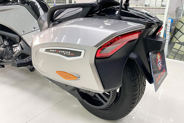 Ngắm Can-Am Spyder F3-S giá không dưới 1 tỷ đồng ở Hà Nội - Hình 5 Ngam Can-Am Spyder F3-S gia khong duoi 1 ty dong o Ha Noi-Hinh-5