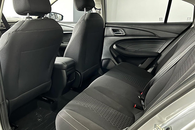 Mẫu xe sedan hạng C là MG5 ế khách dù giá bán chưa tới 400 triệu - Hình 9 Mau xe sedan hang C la MG5 e khach du gia ban chua toi 400 trieu-Hinh-9