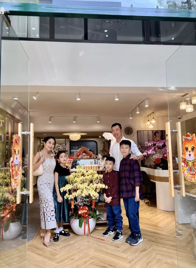 Oc Thanh Van tung song trong biet thu muot mat truoc khi sang Uc dinh cu-Hinh-9