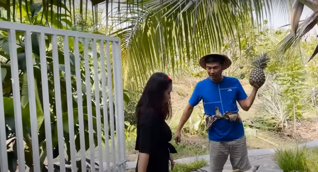 Ben trong khu vuon co nhieu cay an trai cua Tiet Cuong-Hinh-2