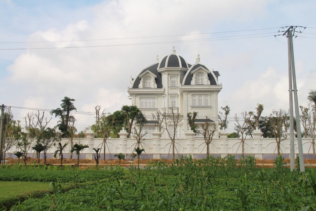 Cận cảnh “biệt phủ” tráng lệ của cụ bà 80 tuổi ở Hà Tĩnh - Hình 6 Can canh “biet phu” trang le cua cu ba 80 tuoi o Ha Tinh-Hinh-6