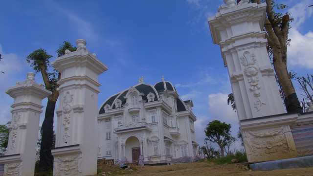 Cận cảnh “biệt phủ” tráng lệ của cụ bà 80 tuổi ở Hà Tĩnh - Hình 3 Can canh “biet phu” trang le cua cu ba 80 tuoi o Ha Tinh-Hinh-3