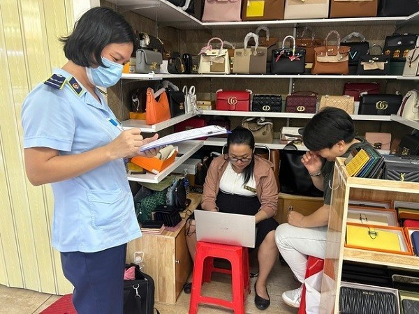 Cận Tết, hàng giả hàng nhái tràn lan thị trường - Hình 2 Can Tet, hang gia hang nhai tran lan thi truong-Hinh-2