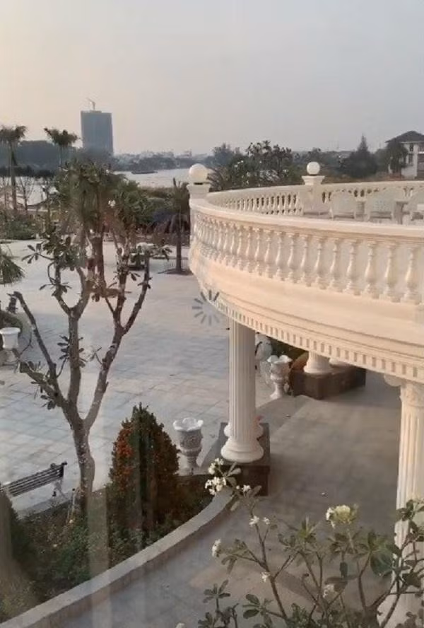 Lan Khuê khoe biệt thự dát vàng lung linh đón Giáng sinh - Hình 7 Lan Khue khoe biet thu dat vang lung linh don Giang sinh-Hinh-7