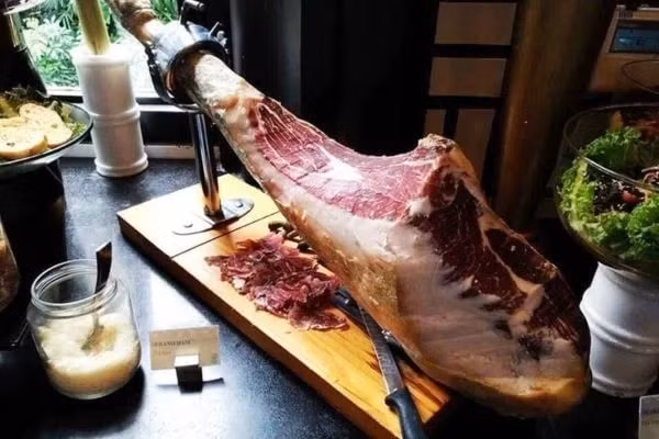 Đại gia giành nhau mua đùi heo muối 40 triệu đồng dịp Tết - Hình 5 Dai gia gianh nhau mua dui heo muoi 40 trieu dong dip Tet-Hinh-5