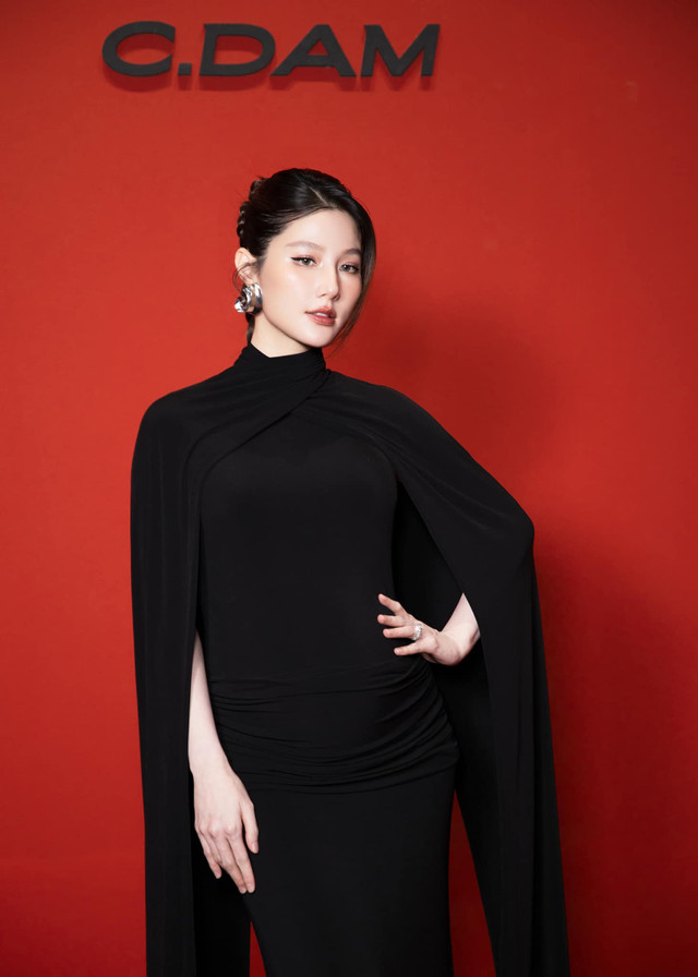 Can canh biet thu cua Diem My 9X va chong doanh nhan