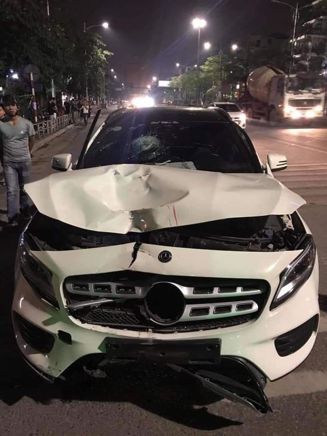 Thông tin vụ tài xế Mercedes GLA tông chết 2 phụ nữ ở hầm Kim Liên sáng 1/5 - Hình 2 Thong tin vu tai xe Mercedes GLA tong chet 2 phu nu o ham Kim Lien sang 1/5-Hinh-2
