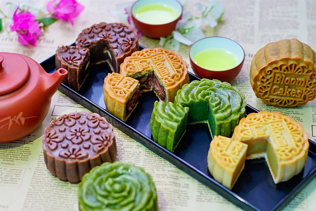 Bánh trung thu được rao bán rầm rộ trên chợ mạng mùa COVID-19 - Hình 2 Banh trung thu duoc rao ban ram ro tren cho mang mua COVID-19-Hinh-2