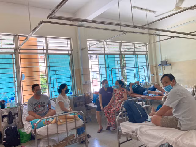 Nguoi lon co benh nen de chuyen nang khi mac sot xuat huyet