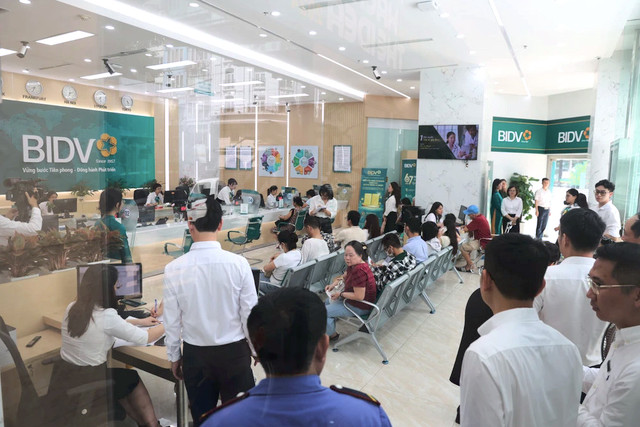 Nguoi dan do xo mua vang, ngan hang 'chay hang' chi sau 5 phut-Hinh-2