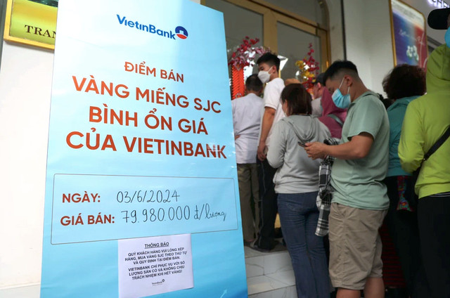 Nguoi dan do xo mua vang, ngan hang 'chay hang' chi sau 5 phut