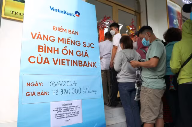 Người dân đổ xô mua vàng, ngân hàng 'cháy hàng' chỉ sau 5 phút Nguoi dan do xo mua vang, ngan hang 'chay hang' chi sau 5 phut