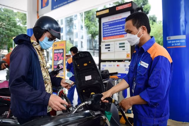 Gia xang RON 95 hom nay giam manh hon 1.300 dong moi lit