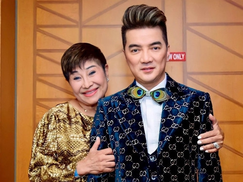 Vườn hoa đẹp mê ly trong nhà nữ đại gia là vợ cũ Đàm Vĩnh Hưng tại Mỹ Vuon hoa dep me ly trong nha nu dai gia la vo cu Dam Vinh Hung tai My