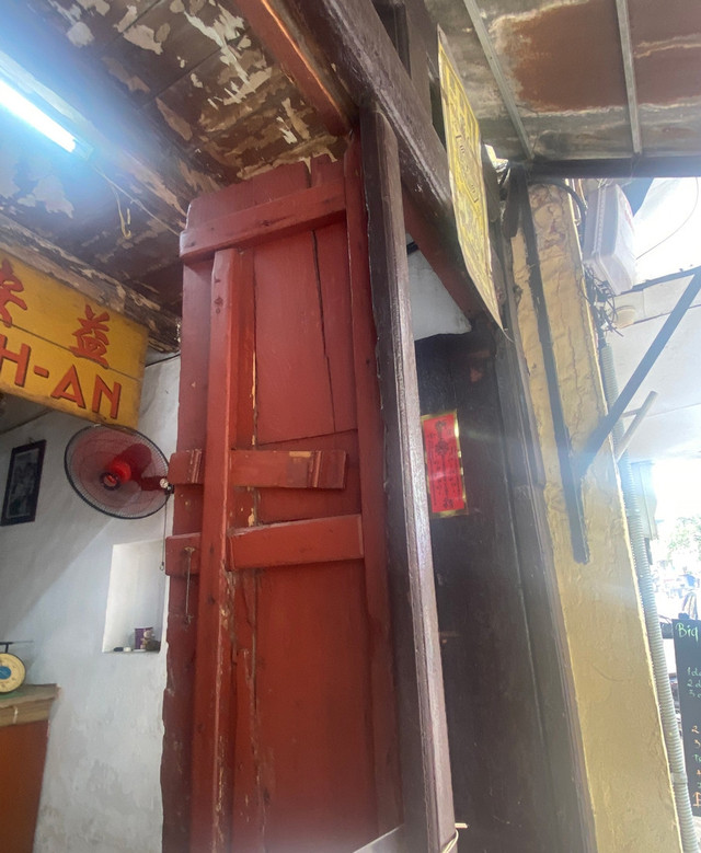 Cận cảnh nhà gỗ lim trăm tuổi “độc nhất” phố cổ Hà Nội - Hình 12 Can canh nha go lim tram tuoi “doc nhat” pho co Ha Noi-Hinh-12