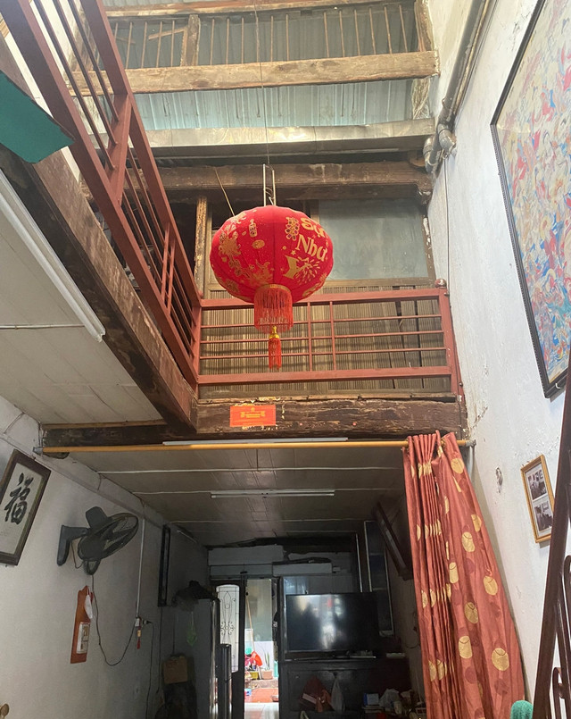 Cận cảnh nhà gỗ lim trăm tuổi “độc nhất” phố cổ Hà Nội - Hình 6 Can canh nha go lim tram tuoi “doc nhat” pho co Ha Noi-Hinh-6